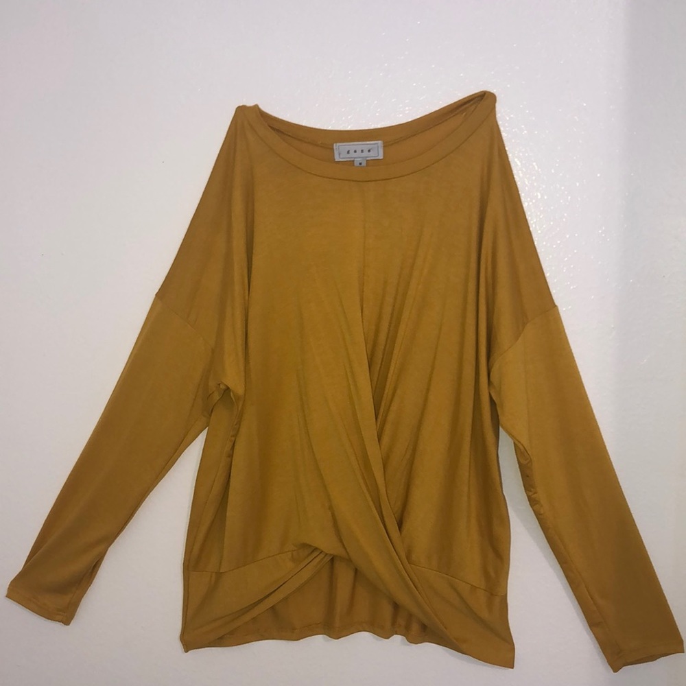 long-sleeves crosses in the front.